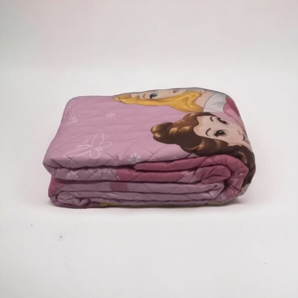 Colcha Princesas Disney - Rodea tus noches de la elegancia y la aventura de las Princesas Disney, con esta colcha de 90cm es sinónimo de sueños mágicos. - Envío Gratis en Mercatienda.es