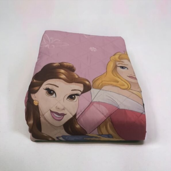 Colcha Princesas Disney - Rodea tus noches de la elegancia y la aventura de las Princesas Disney, con esta colcha de 90cm es sinónimo de sueños mágicos. - Envío Gratis en Mercatienda.es