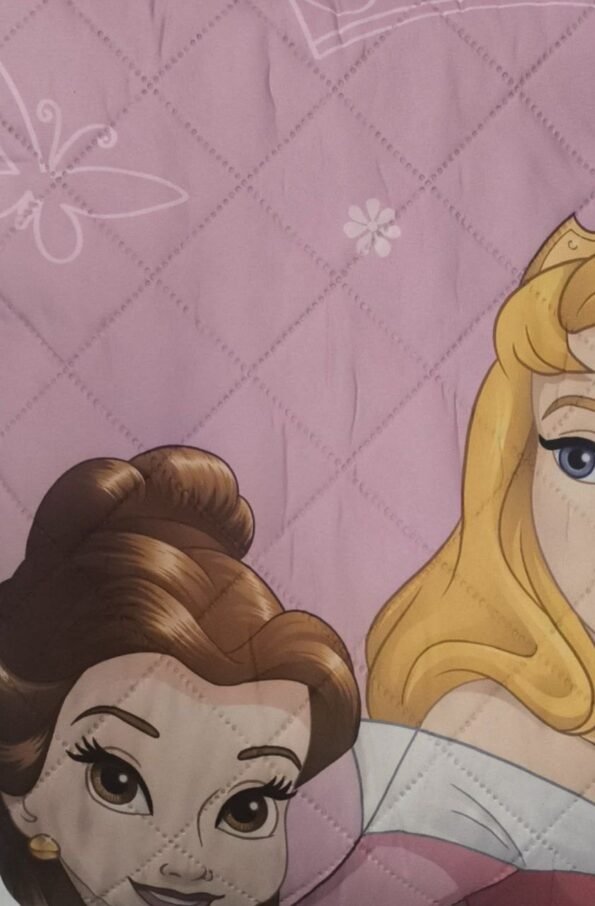 Colcha Princesas Disney - Rodea tus noches de la elegancia y la aventura de las Princesas Disney, con esta colcha de 90cm es sinónimo de sueños mágicos. - Envío Gratis en Mercatienda.es