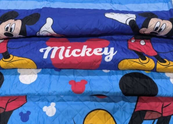 Colcha Mickey Mouse Aventuras - Revive la magia de Disney con esta colcha de Mickey Mouse, un añadido alegre y colorido a cualquier habitación infantil.- Envío Gratis en Mercatienda.es