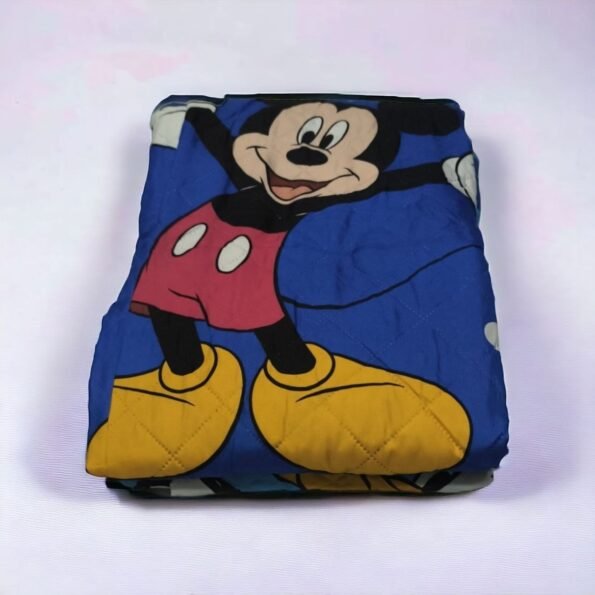 Colcha Mickey Mouse Aventuras - Revive la magia de Disney con esta colcha de Mickey Mouse, un añadido alegre y colorido a cualquier habitación infantil.- Envío Gratis en Mercatienda.es