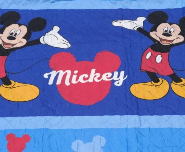 Colcha Mickey Mouse Aventuras - Revive la magia de Disney con esta colcha de Mickey Mouse, un añadido alegre y colorido a cualquier habitación infantil.- Envío Gratis en Mercatienda.es