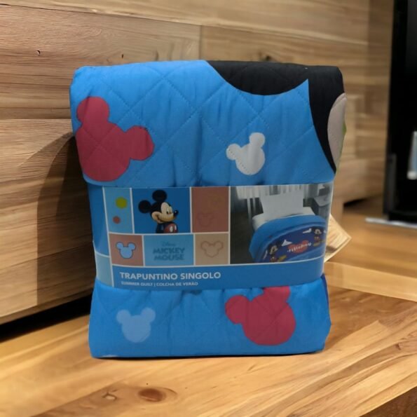 Colcha Mickey Mouse Aventuras - Revive la magia de Disney con esta colcha de Mickey Mouse, un añadido alegre y colorido a cualquier habitación infantil.- Envío Gratis en Mercatienda.es