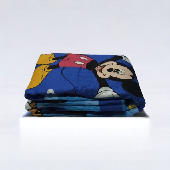 Colcha Mickey Mouse Aventuras - Revive la magia de Disney con esta colcha de Mickey Mouse, un añadido alegre y colorido a cualquier habitación infantil.- Envío Gratis en Mercatienda.es