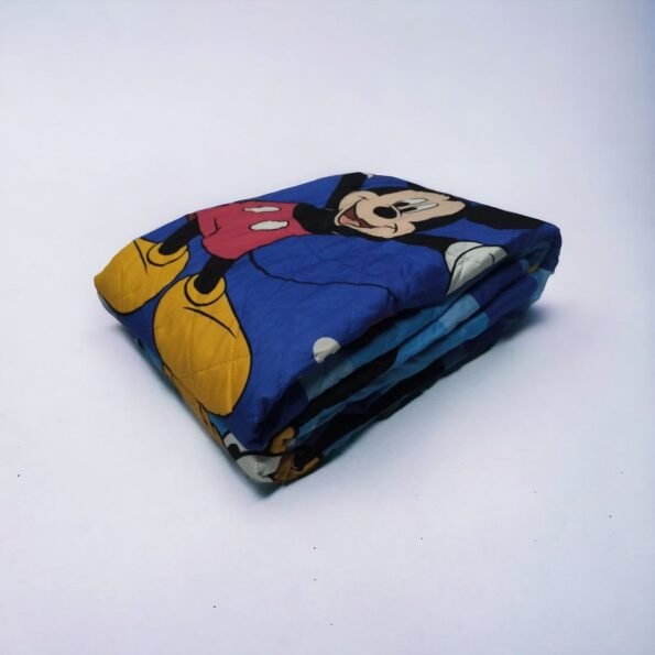 Colcha Mickey Mouse Aventuras - Revive la magia de Disney con esta colcha de Mickey Mouse, un añadido alegre y colorido a cualquier habitación infantil.- Envío Gratis en Mercatienda.es