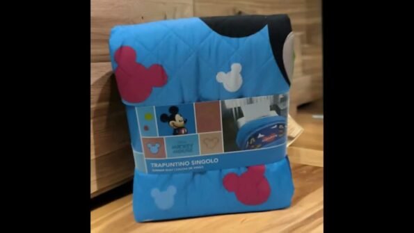 Colcha Mickey Mouse Aventuras - Revive la magia de Disney con esta colcha de Mickey Mouse, un añadido alegre y colorido a cualquier habitación infantil.- Envío Gratis en Mercatienda.es