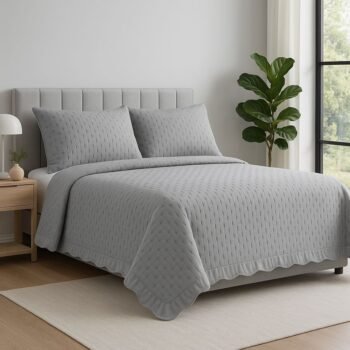 Colcha Bouti Dina Gris con Volante – Tacto Extra Suave y Diseño Elegante – Disponible en Todas las Medidas.