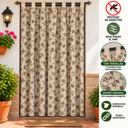 Cortina de calle beige con estampado de flores pequeñas y siete trabillas lisas, colocada en entrada