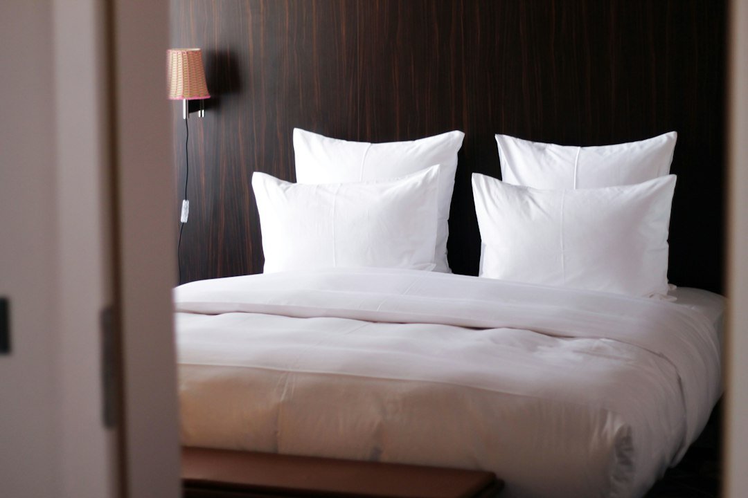 Cama con edredón extendido y centrado para evitar que se desplace durante la noche