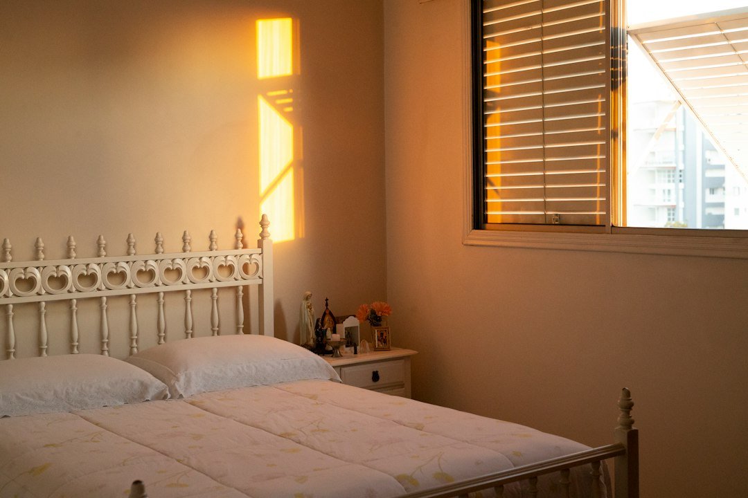 Ventana de dormitorio para comparar estor opaco y noche y día